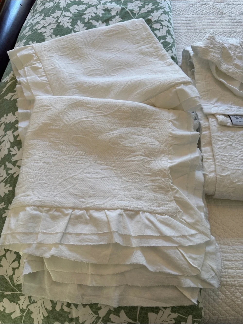 Docofil bright white king size Coverlet 100% cotton. W/ two pillow shams